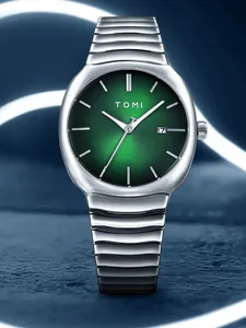 Détail montre TOMI homme avec cadran vert soleil et bracelet en métal argenté