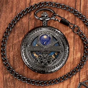 Vue détaillée d'une montre à gousset mécanique squelette avec cadran soleil et lune bleu