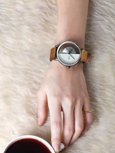 Detailaufnahme der TOMI Unisex-Modeuhr mit durchbrochenem Zifferblatt am Handgelenk