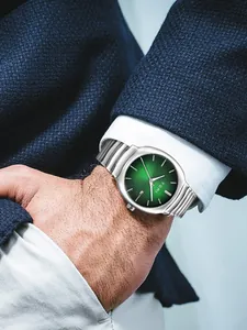 Montre à quartz élégante pour homme TOMI avec cadran vert et bracelet en acier inoxydable argenté