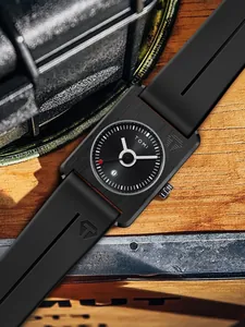 Détail de la montre rectangulaire noire TOMI avec calendrier et bracelet silicone