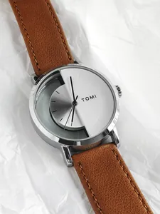 Detaillierte Nahaufnahme der TOMI Minimaluhr mit hohlem Zifferblatt und Lederarmband