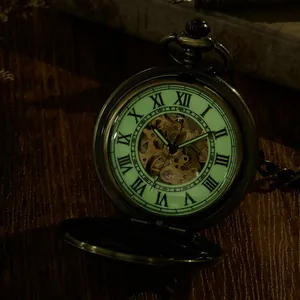 Détail d'une montre à gousset mécanique vintage avec cadran squelette luminescent