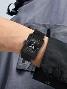 Vue détaillée de la montre calendrier carrée TOMI avec bracelet en silicone noir.
