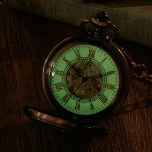 Vue détaillée d'une montre de poche mécanique rétro avec cadran squelette lumineux en bronze