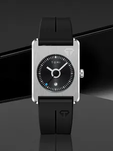 Détail de la montre rectangulaire TOMI avec bracelet en silicone noir et date