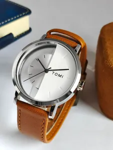 Detailansicht der TOMI minimalistischen Uhr mit braunem Lederarmband und Zifferblatt.