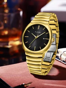 Gros plan sur la montre à quartz TOMI pour homme en or avec un bracelet métallique