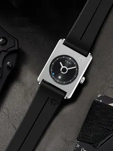 Détail de la montre calendrier carrée TOMI avec bracelet en silicone noir et boîtier argent