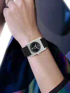 Vue détaillée d'une montre rectangulaire TOMI avec cadran noir et bracelet silicone