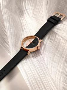 Detailansicht der minimalistischen TOMI Unisex-Skelettuhr mit roségoldenem Gehäuse