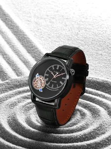 Dettaglio macro dell'orologio al quarzo da uomo TOMI face gear con cinturino in pelle.
