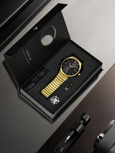 Gros plan sur le coffret cadeau montre à quartz TOMI pour homme avec bracelet doré