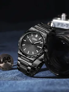 Primo piano dell'orologio da uomo TOMI con quadrante nero testurizzato e cinturino in acciaio