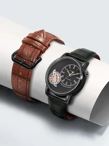 Primo piano del quadrante dell'orologio TOMI face gear con cinturino in pelle nera