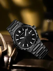Primo piano dell'orologio TOMI nero con quadrante a coste e cinturino in acciaio