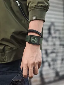 Gros plan sur la montre calendrier carrée TOMI avec bracelet en silicone vert au poignet