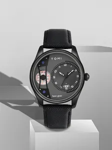 Gros plan de la montre à quartz TOMI pour homme avec design face gear et bracelet.