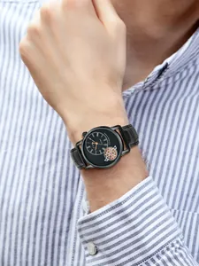 Dettaglio dell'orologio al quarzo da uomo TOMI che mostra il design unico face gear