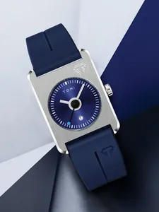 Vue détaillée de la montre rectangulaire TOMI avec cadran bleu et fenêtre de date.
