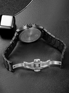Dettaglio dell'orologio da uomo TOMI cinturino in acciaio inox e chiusura a farfalla
