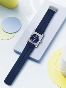 Vue détaillée de la montre carrée TOMI en silicone bleu marine avec guichet date