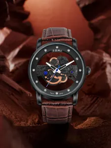 Nahaufnahme der TOMI Herren Quarzuhr mit Skelettzifferblatt und braunem Lederarmband