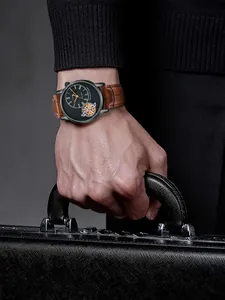 Vista dettagliata dell'orologio al quarzo TOMI Face Gear indossato con abiti da lavoro