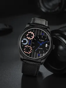 Vista dettagliata dell'orologio da uomo TOMI con quadrante a ingranaggi e cinturino