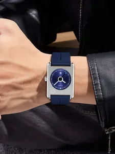 Gros plan sur la montre calendrier carrée TOMI avec cadran bleu et bracelet silicone