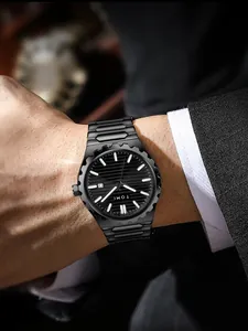 Dettaglio ravvicinato dell'orologio da uomo TOMI con cinturino in acciaio nero e quadrante