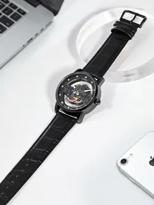 Nahaufnahme der TOMI Herren-Skelettuhr mit schwarzem geprägtem Lederarmband Design