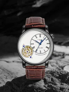 Primo piano dell'orologio al quarzo TOMI da uomo con quadrante face gear e cinturino in pelle.
