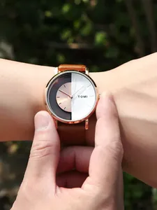 Nahaufnahme einer minimalistischen TOMI Unisex-Uhr mit geteiltem Zifferblatt am Handgelenk.