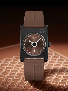 Gros plan sur la montre carrée TOMI avec bracelet en silicone marron et date