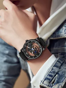 Nahaufnahme der TOMI Herren-Skelett-Quarzuhr mit schwarzem Lederarmband am Handgelenk