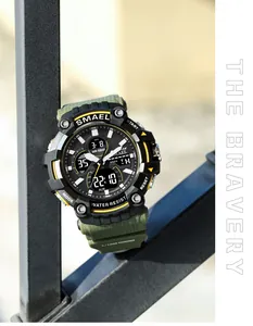 Nahaufnahme der robusten SMAEL-Sportuhr mit grünem Armband und Dual-Analog-Digital-Anzeige