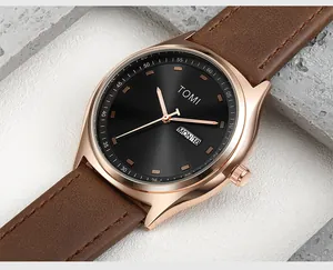 Detailansicht der TOMI-Uhr mit braunem Lederarmband und schwarzem Zifferblatt.