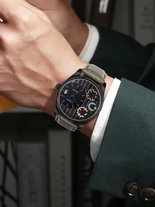 Primo piano dell'orologio al quarzo da uomo TOMI con quadrante a ingranaggi e pelle