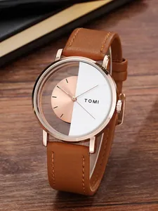 Detailansicht der minimalistischen TOMI Uhr mit braunem Lederband und transparentem Design