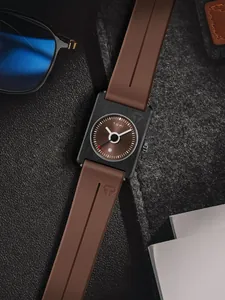 Vue rapprochée de la montre carrée TOMI avec bracelet en silicone brun et dateur