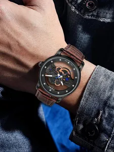 Detaillierte Nahaufnahme einer TOMI Herren-Skelett-Quarzuhr mit einem braunen Lederarmband