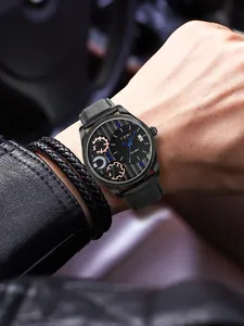 Primo piano dettagliato dell'orologio al quarzo TOMI da uomo con cinturino in pelle nera e ingranaggi