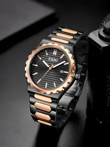 Primo piano professionale di un orologio da uomo con cinturino in acciaio nero e oro.