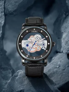 Detaillierte Ansicht der TOMI Herrenuhr mit Skelett-Zifferblatt und Lederarmband