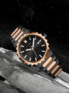Vista dettagliata dell'orologio da uomo TOMI con lunetta in oro rosa su una base in pietra