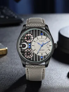 Dettaglio dell'orologio al quarzo da uomo TOMI con quadrante a ingranaggi e cinturino in pelle