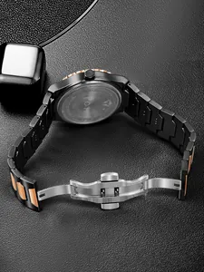 Dettaglio del retro dell'orologio in acciaio con cinturino oro rosa e chiusura a farfalla