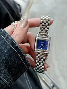 Détail d'une montre Scottie vintage carrée avec cadran bleu foncé