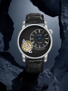 Primo piano dell'orologio da uomo TOMI face gear con quadrante dorato a vista